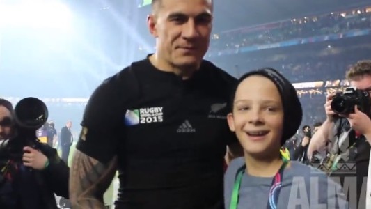 Un niño se metió en la vuelta olímpica de los All Blacks y se ganó una medalla