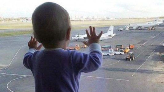 La foto de la beba que viajaba en el avión ruso conmueve al mundo
