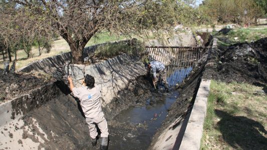 Hallaron el cuerpo de una mujer en un canal de riego en Santa Fe