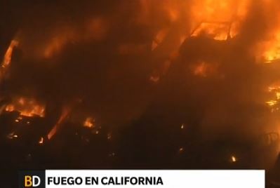 Se incendiaron decenas de vehículos en depósito de chatarra en California