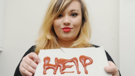 Empleada de "fast food" se quedó ocho horas encerrada en una heladera y escribió con ketchup para pedir ayuda