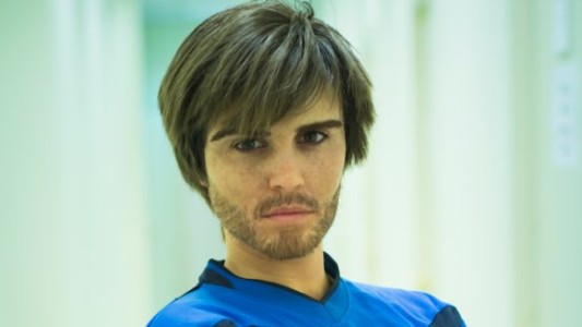 Una futbolista disfrazada de hombre en partido masculino