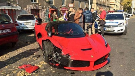 Video: se compró una Ferrari y la chocó al sacarla de la concesionaria