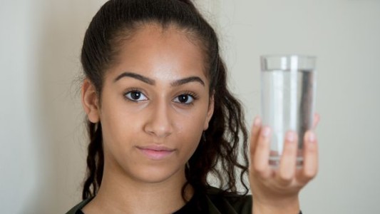 La rara enfermedad de la chica que sufre al bañarse