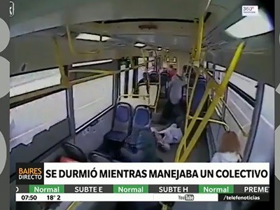 Colectivero dormido choca y queda grabado