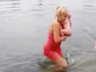 Madre sumerge a su bebé en agua helada