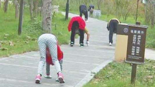 Furor en China por el running en "cuatro patas"