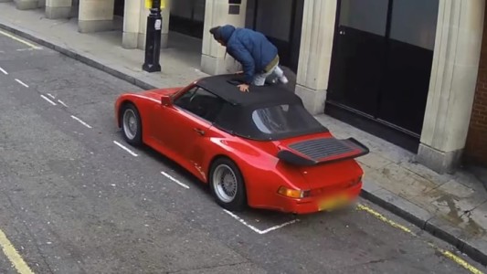 Quería robar un Porsche perforando el techo, no le arrancó  y quedó filmado