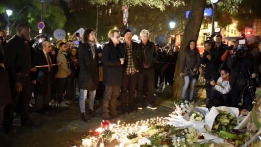 U2 asistió a vigilia cerca de Le Bataclan en París