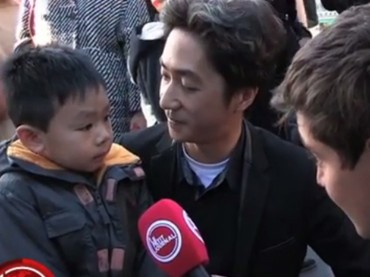 "Ellos tienen armas, nosotros tenemos flores", le enseña un padre a su hijo