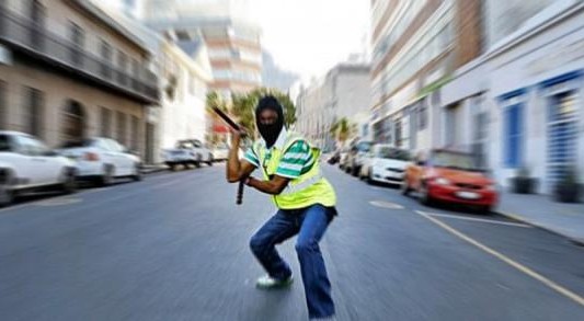 "Master Lolo" el cuidacoche contratado por un restaurante,  experto en "nunchaku"