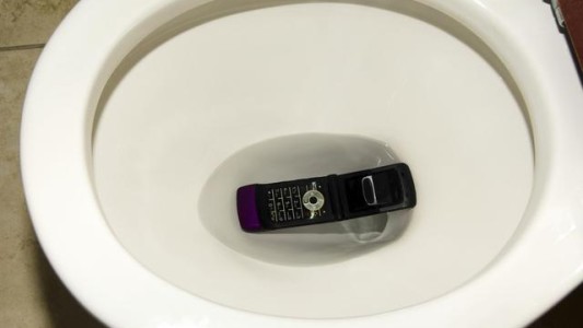 Advierten que hay más teléfonos celulares que inodoros en el mundo