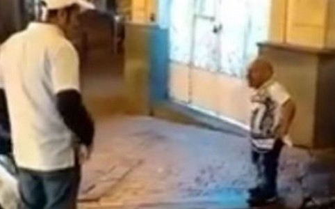 Video: el enano que atemoriza a los comerciantes en Colombia