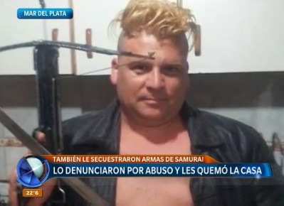 Lo denunciaron por abuso y les quemó la casa