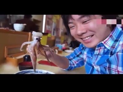 #EsViral Cómo comer un calamar vivo