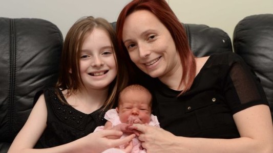 Nena de 11 años ayudó a su mamá en el parto y se fue a la escuela