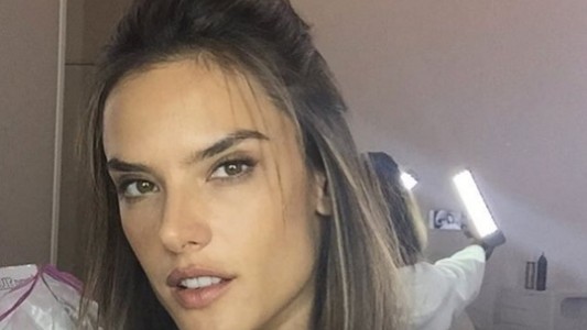 Una modelo reveló sin querer su secreto para las selfies