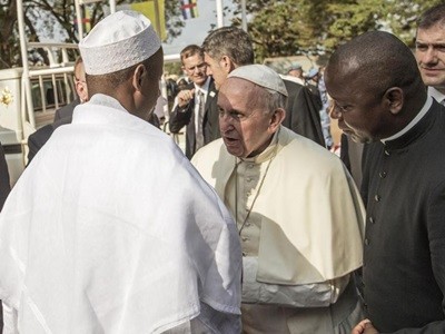El Papa pidió por la paz entre cristianos y musulmanes en una mezquita de Bangui