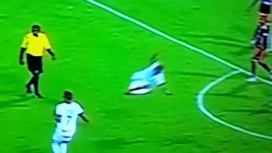 Video: la insólita patada al aire de un futbolista que es furor en la web