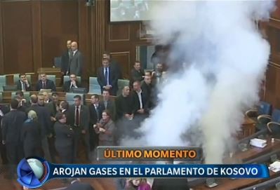 Arrestaron a tres diputados en Kosovo por lanzar gas lacrimógeno en el Parlamento