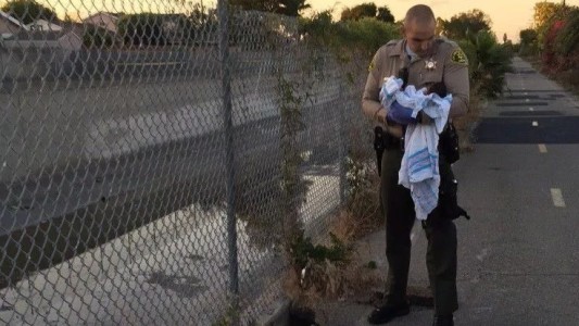 Encuentran a un recién nacida enterrada entre escombros en Los Ángeles