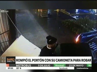 Rompió un portón con su camioneta para robar