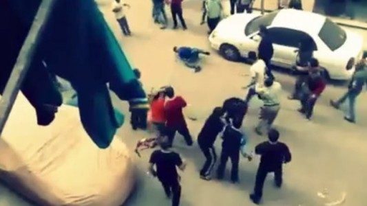 Golpeó a su esposa en plena calle y recibió una brutal paliza