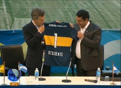 Macri fue homenajeado en la Bombonera