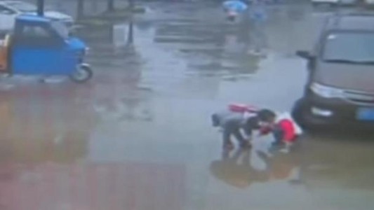 Video escalofriante: dos niños fueron arrollados por su padre y sobrevivieron