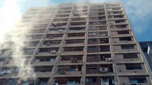 Neuquén: murió al caer de un décimo piso cuando se incendiaba el edificio
