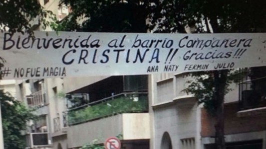 Vecinos de Recoleta colocaron un pasacalle en apoyo a Cristina, los denunciaron y el GCBA lo retiró