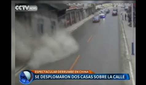 Video: se desplomaron dos casas sobre la calle cuando pasaban autos