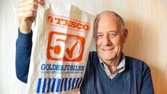 Conservador: Abuelo usa la misma bolsa de supermercado desde 1981