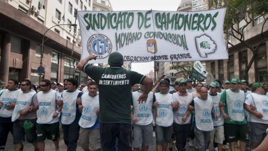 Camioneros se declaró en "estado de alerta" por el bono de fin de año