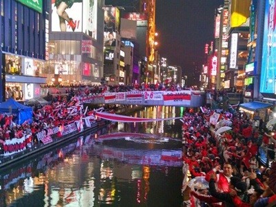 Banderazo de hinchas de River en Osaka
