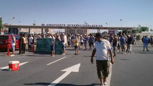 Sigue el corte en la entrada del aeropuerto de Ezeiza