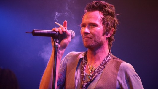 Scott Weiland, vocalista de Stone Temple Pilots, murió por sobredosis