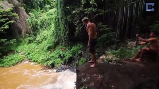 Video: saltó desde una cascada y se rompió 14 costillas