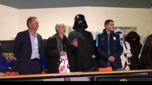 Club mexicano presentó a su nuevo refuerzo disfrazado de Darth Vader