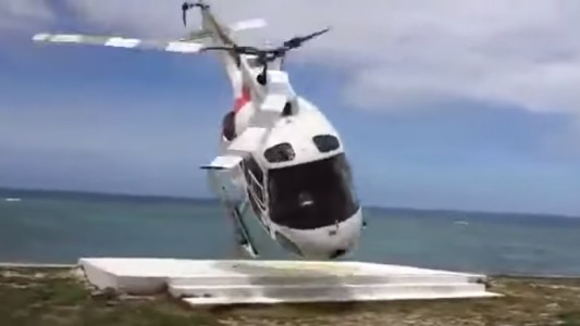 Video: el viento tiró a un helicóptero contra turistas
