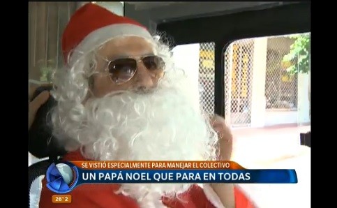 Papá Noel dejó los renos para subirse al colectivo