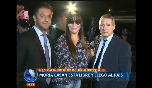 Moria Casán llegó al país: "No doy mensajes, ni a mi hija le doy un mensaje"