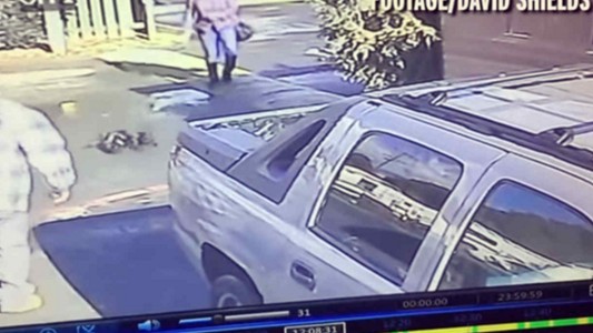 El cruel maltrato de una mujer a su perro durante una discusión con su novio