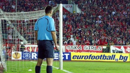 Sumarán otros dos árbitros como "prueba piloto" en partidos de fútbol de verano