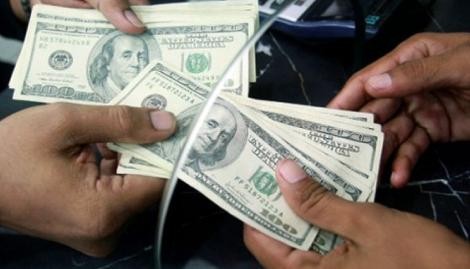 Detuvieron a un comisario retirado que quiso comprar cedines con dólares falsos