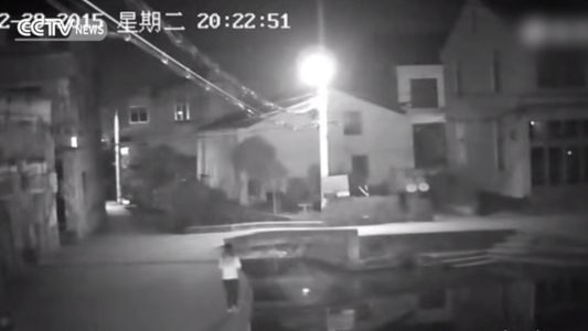 Una mujer falleció por mirar el celular mientras caminaba