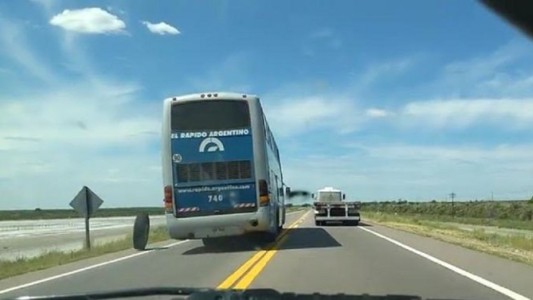 Video: un micro perdió una rueda en plena ruta