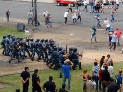 La policía reprimió con gases y balas de goma una protesta ante la Municipalidad de La Plata
