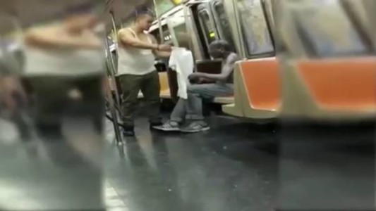 Le dio su remera a un linyera que tenía frío y conmovió a todos