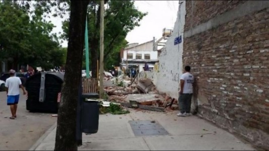 Se cayó un paredón en Barracas: seis autos aplastados